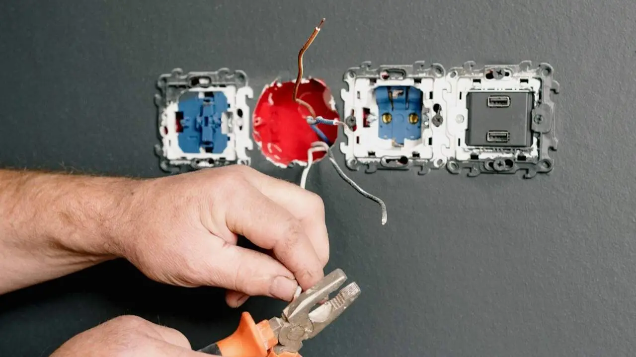 ¿Qué es el contacto eléctrico directo? Riesgos asociados y cómo prevenirlos