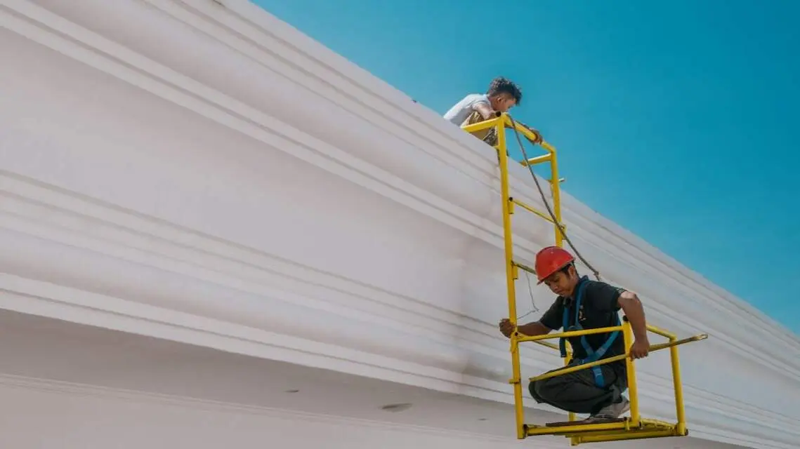 ¿Qué son las caídas a distinto nivel en trabajo de altura? Riesgos y señalización