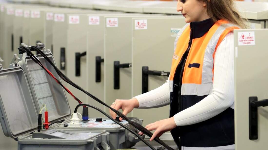 &iquest;Qu&eacute; entendemos por contacto el&eacute;ctrico indirecto?  Riesgos asociados y c&oacute;mo prevenirlos